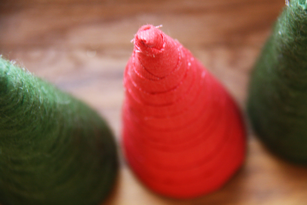 conos de rbol de navidad diy, Hice estos adorables rboles de Navidad utilizando s lo conos de espuma de poliestireno restos de tela hilo y pegamento caliente