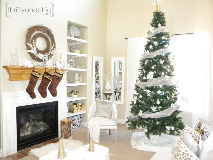 white christmas living room, christmas decorations, home decor, living room ideas, seasonal holiday decor