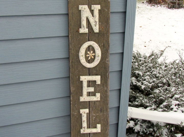 un cartel de navidad rstico de noel, Letras de madera ordinarias con una t cnica de pintura de imitaci n sobre tableros de madera desgastados