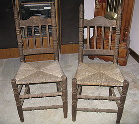 cadeiras velhas desagradveis com costas de escada e assentos de cana