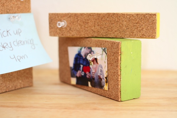 mini pizarras de corcho con bloques de madera de colores