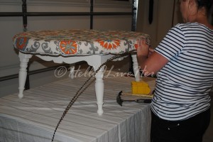 otomano diy de uma velha mesa de centro, Adicionando o acabamento da cabe a do prego comprado no Joann 39 s Crafts