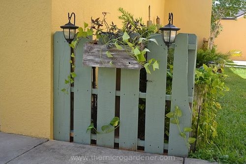 20 creative ways to upcycle pallets in your garden, gardening, pallet, repurposing upcycling, A simple painted feature fence with a few garden accessories is a cheap alternative for small spaces
