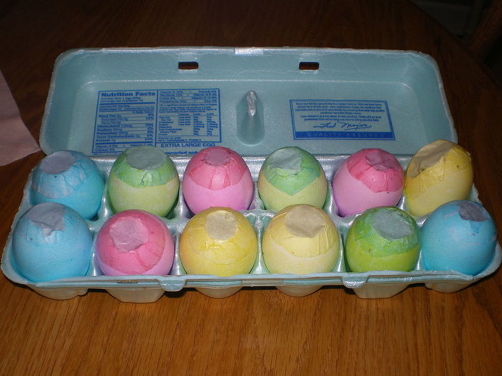 huevos de pascua rellenos de confeti de verdad, S lo hay que darles la vuelta y quedan perfectos Intentamos te ir los huevos frescos primero en la segunda tanda y luego hacer los agujeros pero cuando los enjuagamos con agua caliente los colores se corrieron