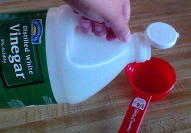 como limpiar y desinfectar el microondas solo con vinagre y agua, 1 4 de taza de vinagre blanco destilado