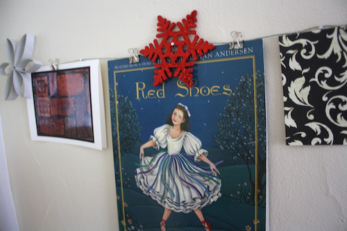 diy hanging collage christmas style, crafts, seasonal holiday decor, wreaths, Hang anything you like on your collage I even hung up a Christmas themed book because I liked the cover