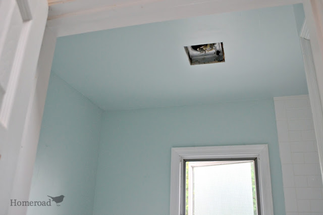 a cor importa pintando um banheiro principal, Pintar o teto ficou perfeito nesse quartinho