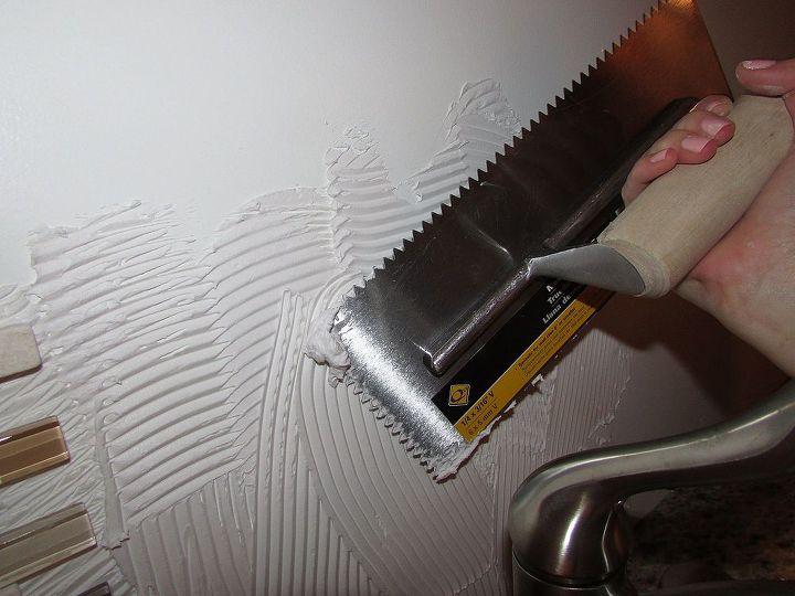 como instalar um backsplash de azulejo, Aplique a cola para azulejos na parede com uma esp tula de dentes finos