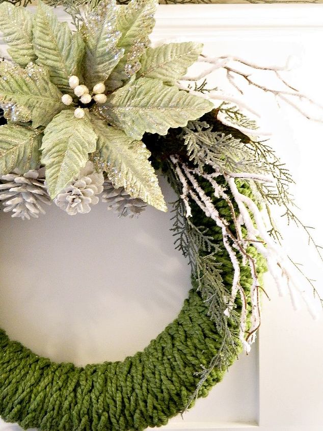 corona de navidad tejida con los dedos, Una poinsettia verde escarchada y unas ramas escarchadas forman la mayor parte de esta corona f cil de hacer