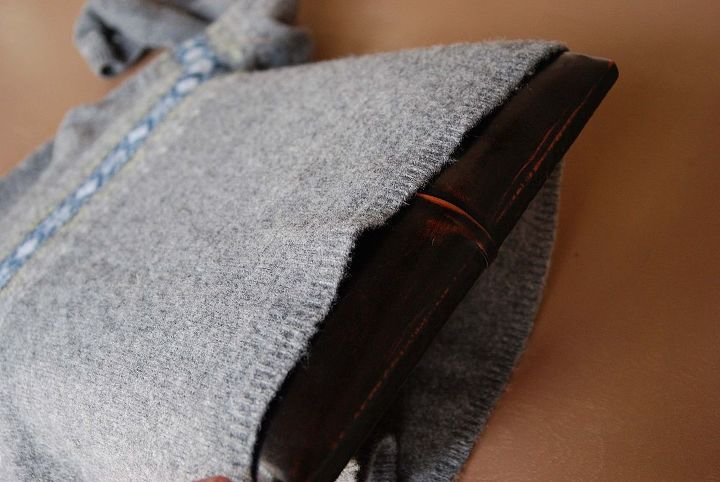 taburete de jersey diy, Mientras se seca la pintura desliza el su ter sobre la parte superior acolchada
