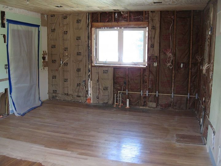 remodelando a cozinha de uma casa velha, Tivemos que consertar o piso onde estava a parede Todo o encanamento e a parte el trica foram trocados