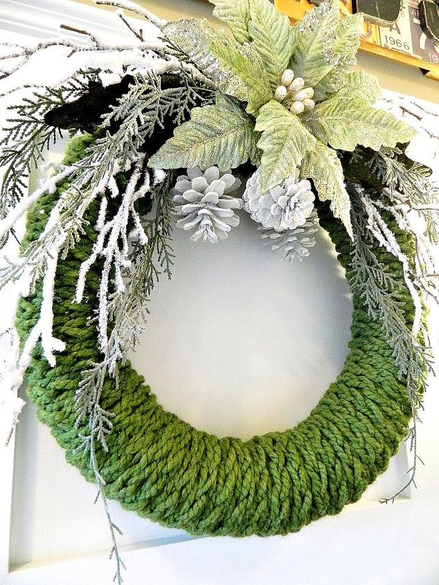 finger knitted christmas wreath, christmas decorations, crafts, seasonal holiday decor, wreaths