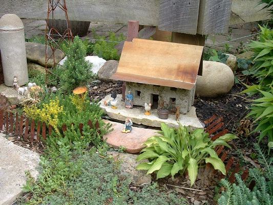 o fantstico jardim em miniatura de diana, Diana usa pequenas plantas para escala como pequenas samambaias e tomilho rastejante