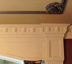 la quinta pared, Las tallas en relieve cobran vida y se integran en la parte superior de las columnas