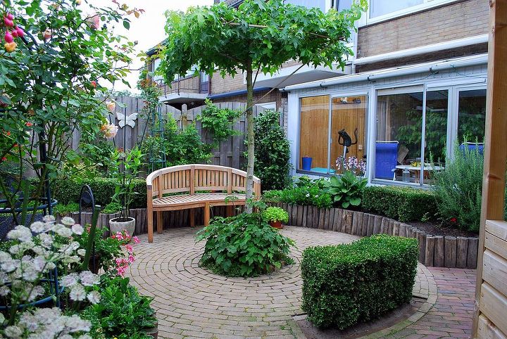 hans pardoel gardens, gardening, Little centerpoint with Ambertree in roofshape