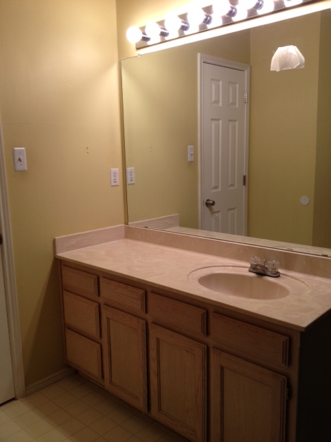 q bathroom needs h e l p, bathroom ideas, home decor, home improvement, tiling