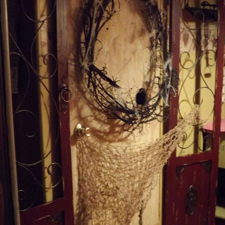 uma coroa artesanal feita de restos de palmeiras, O ramo de palmeira um material natural Halloween assustador