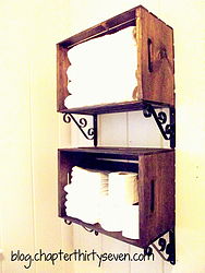 prateleira de banheiro feita com caixas e suportes