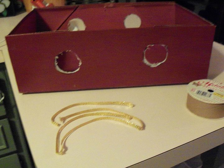 organize seus cabos eltricos, Encontrei alguns enfeites de ouro que sobraram de um rolo de fita de Natal