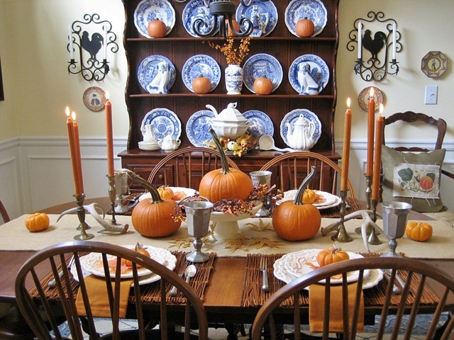 minha mesa rstica de ao de graas abboras e estanho, Adoro o contraste das cores quentes do outono com os meus talheres azuis e brancos