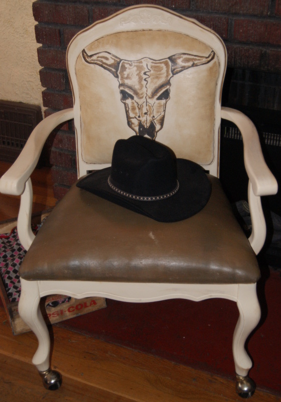 cadeira pintada com uma toro