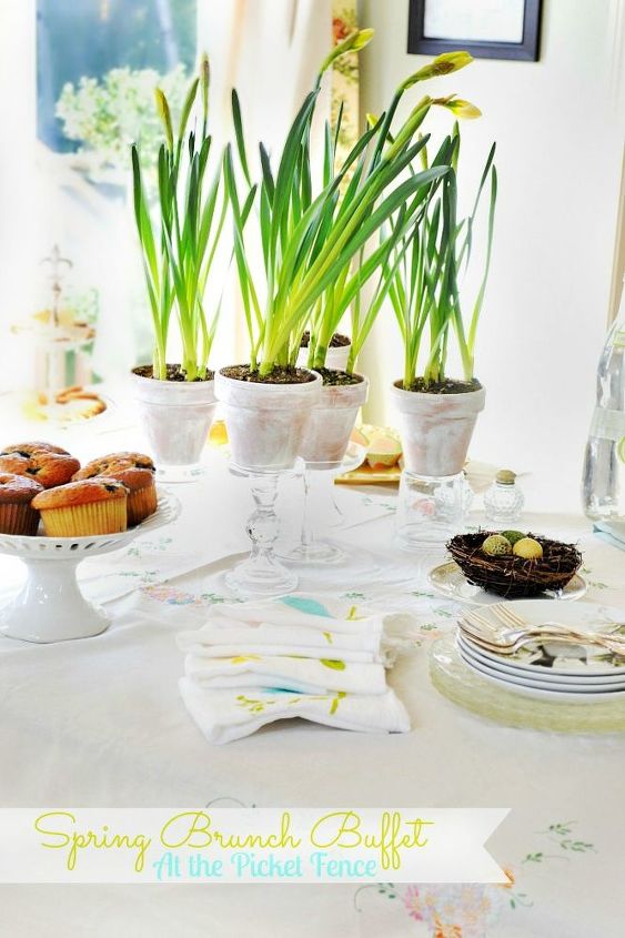 poner la mesa para un brunch de primavera, Un sencillo y elegante buffet para el brunch de Pascua