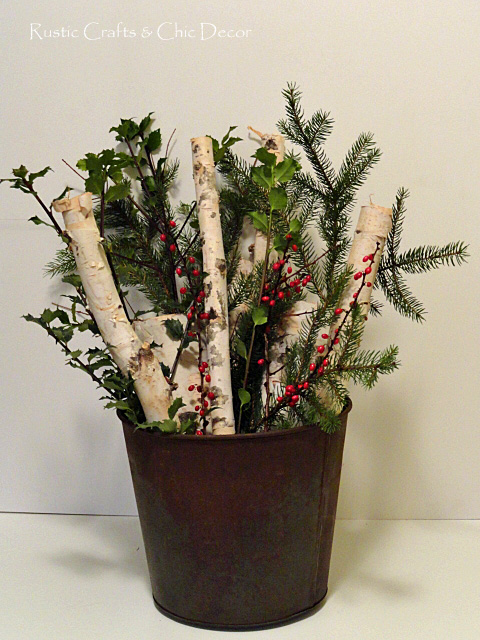 decorao de natal com metal antigo e recuperado, Um balde enferrujado serviu de base para minha exibi o de troncos de b tula e enfeites de jardim