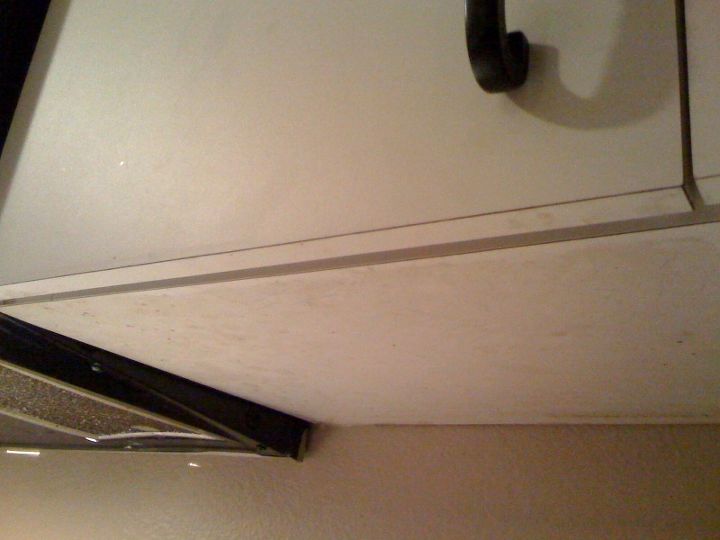 eu quero colocar luzes embaixo dos armrios da minha cozinha para adicionar mais luz, Sob o arm rio da cozinha close up