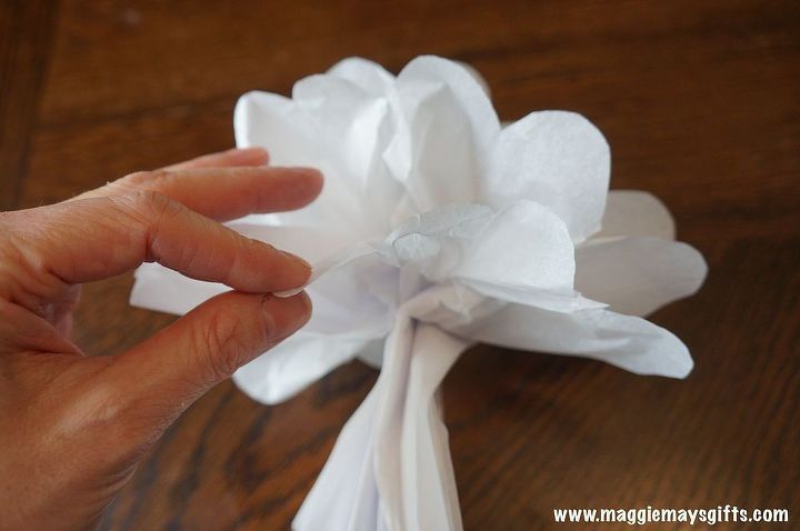flores de papel de seda diy, Lentamente comece a separar as camadas de papel de seda