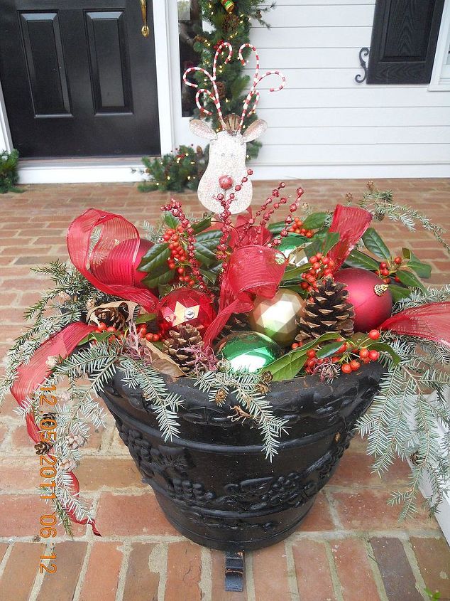 great idea for a winter outdoor planter, christmas decorations, crafts, seasonal holiday decor