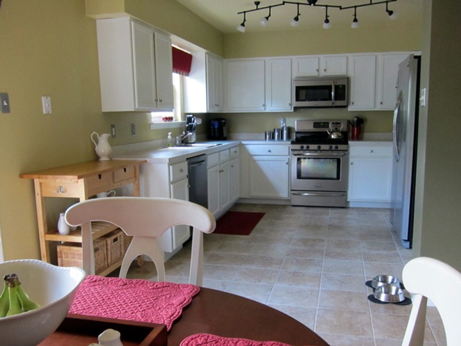 cozinha branca fresca, Nossos arm rios pintados de branco e piso atualizado fazem a sala parecer muito maior