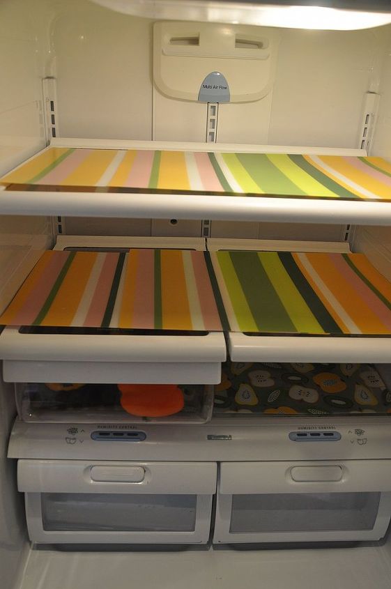 faa seus prprios forros de geladeira, Coloque os tapetes nas prateleiras Corte os ou coloque os em camadas A instala o f cil