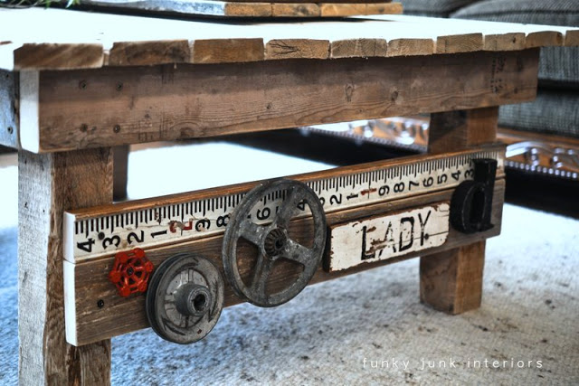 una mesa de centro de madera de palet con estilo de chatarra que cualquiera puede, Las vigas de soporte nunca se vieron tan chatarra