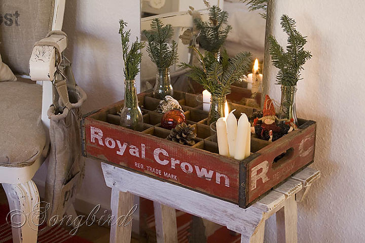 christmas decor in the bedroom, bedroom ideas, seasonal holiday decor, The easiest decorating gadget a vintage soda crate Fill it up with sentimental goodies and enjoy