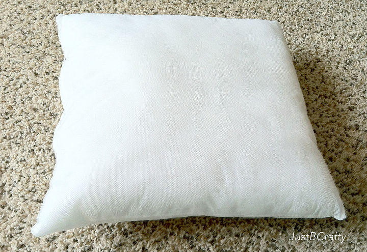 hazlo t mismo almohada de punto inspirada en crate and barrel, Rellena la forma de almohada en tu pieza de punto