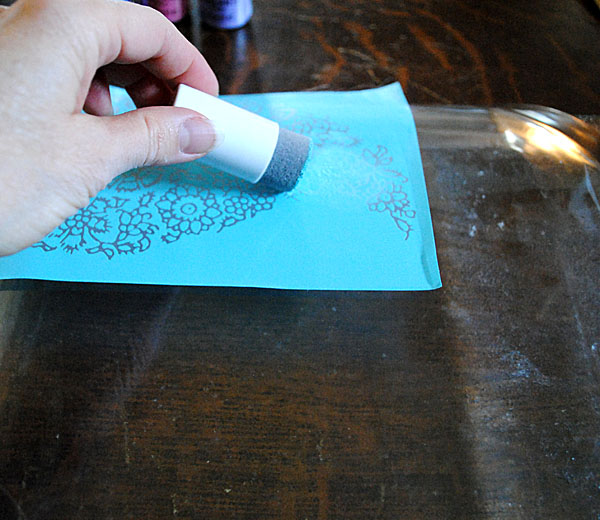 bandeja de vidro pintada diy tutorial, Passo 2 Aplique a tinta de vidro na impress o da tela usando uma pistola de espuma