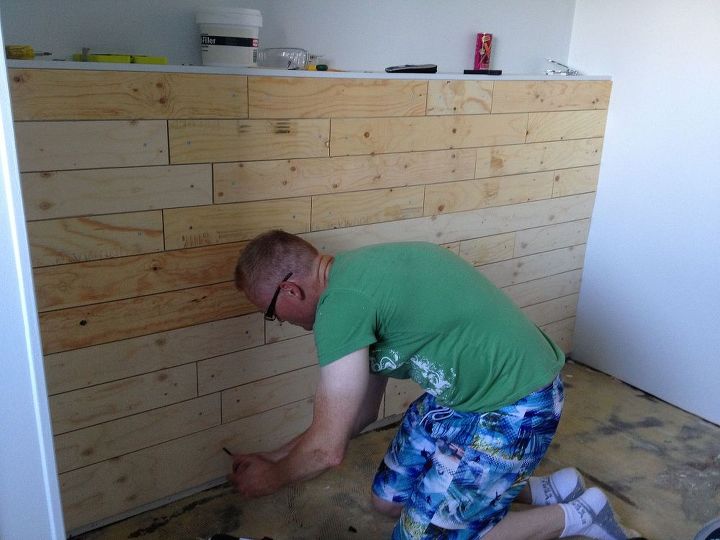 cambio de habitacin para nuestra hija mayor, Bryan trabajando en la pared que est detr s de su cama ser como una cabecera Hicimos todas las longitudes diferentes en esta pared