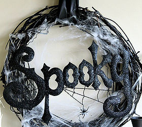 spooky halloween wreath, crafts, halloween decorations, seasonal holiday decor, wreaths