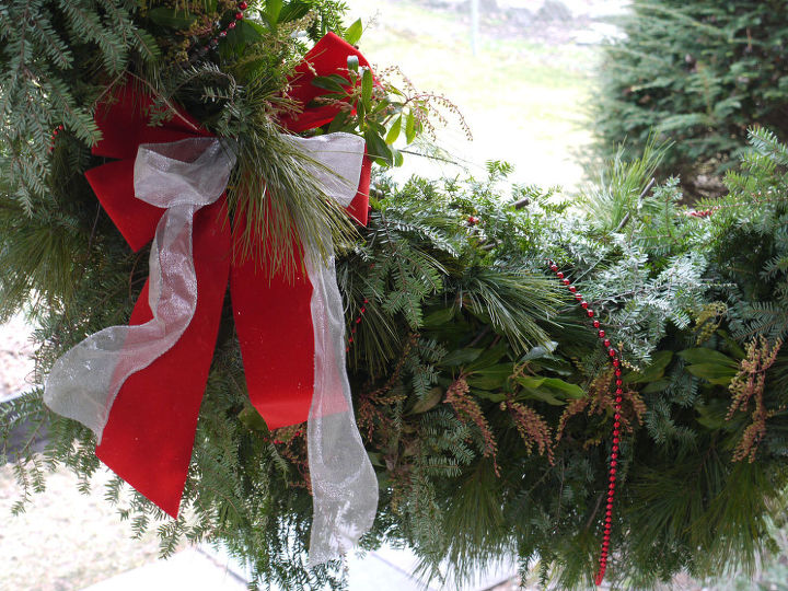 evergreen christmas wreath, christmas decorations, crafts, seasonal holiday decor, wreaths