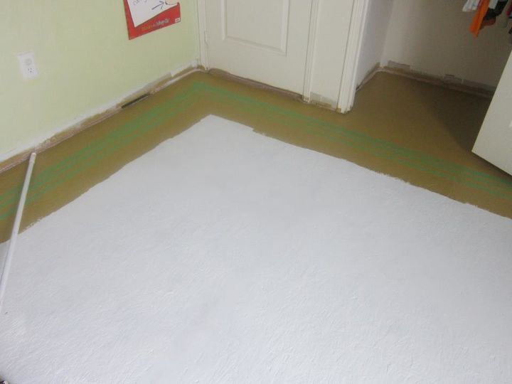 piso pintado, De perto coloco um pouco de fita adesiva nas bordas para as linhas extras para fazer com que pare a um tapete