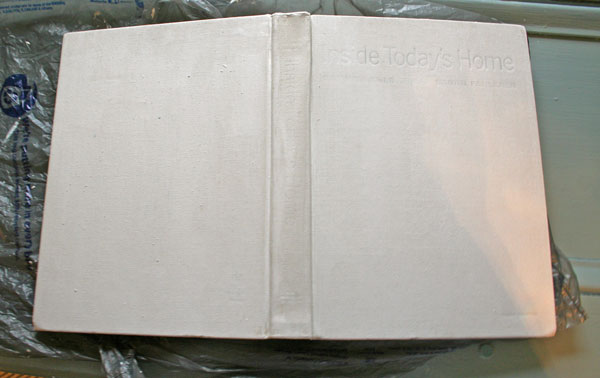 pintar un libro feo con tiza y craft paint, Pint dos capas de pintura de tiza Annie Sloans Simply White Se cubri tan r pido
