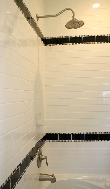 renovacion de la ducha con azulejos de metro