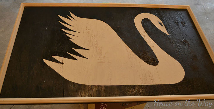 cartel de cisne de madera pintado