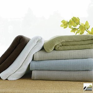 7 camadas de conforto e alegria para seus convidados, 5 O cobertor Os cobertores est o dispon veis em diversos pesos e fibras e devem ser escolhidos com base em suas necessidades