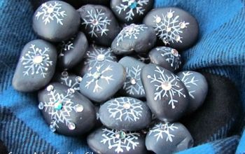  Pedras pintadas em forma de floco de neve com ornamentos