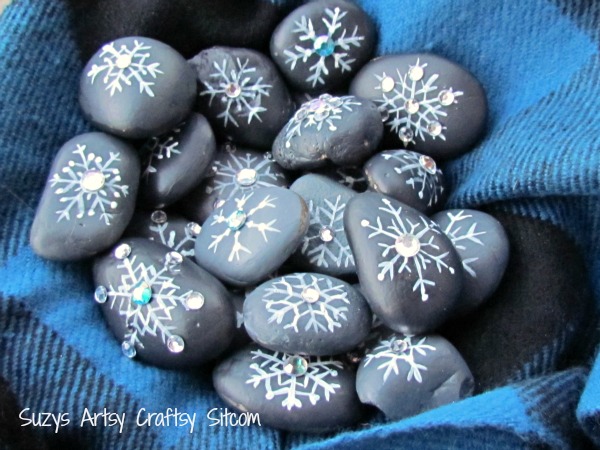 pedras pintadas em forma de floco de neve com ornamentos, pedras pintadas em forma de floco de neve com ornamentos