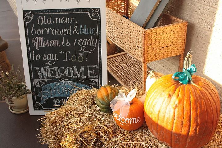 uma linda festa de despedida de solteira estilo diy, Uma festa de outono significava decora es sazonais na varanda decoradas para a ocasi o e um quadro negro com uma mensagem especial