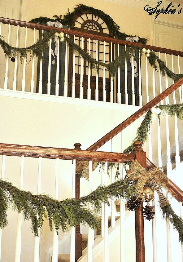 christmas stairs and entryway, foyer, seasonal holiday d cor, stairs