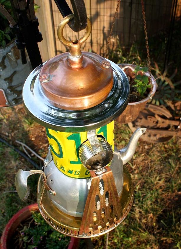 placa metlica reaproveitada de birdhouses por gadgetsponge com, Pedestal de farol com placa amarela e verde reciclado de uma casa de passarinho de metal