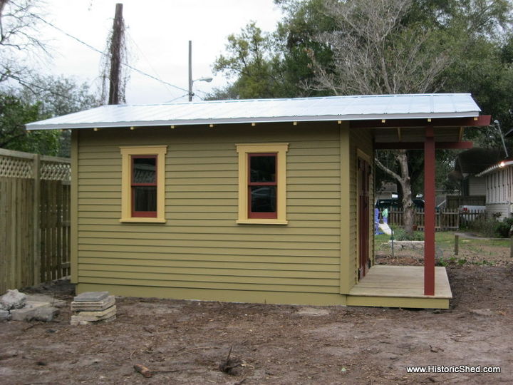 cobertizo a medida para complementar un bungalow artesanal, El cobertizo tiene un tejado met lico engarzado en 5 V y ventanas de madera de doble hoja